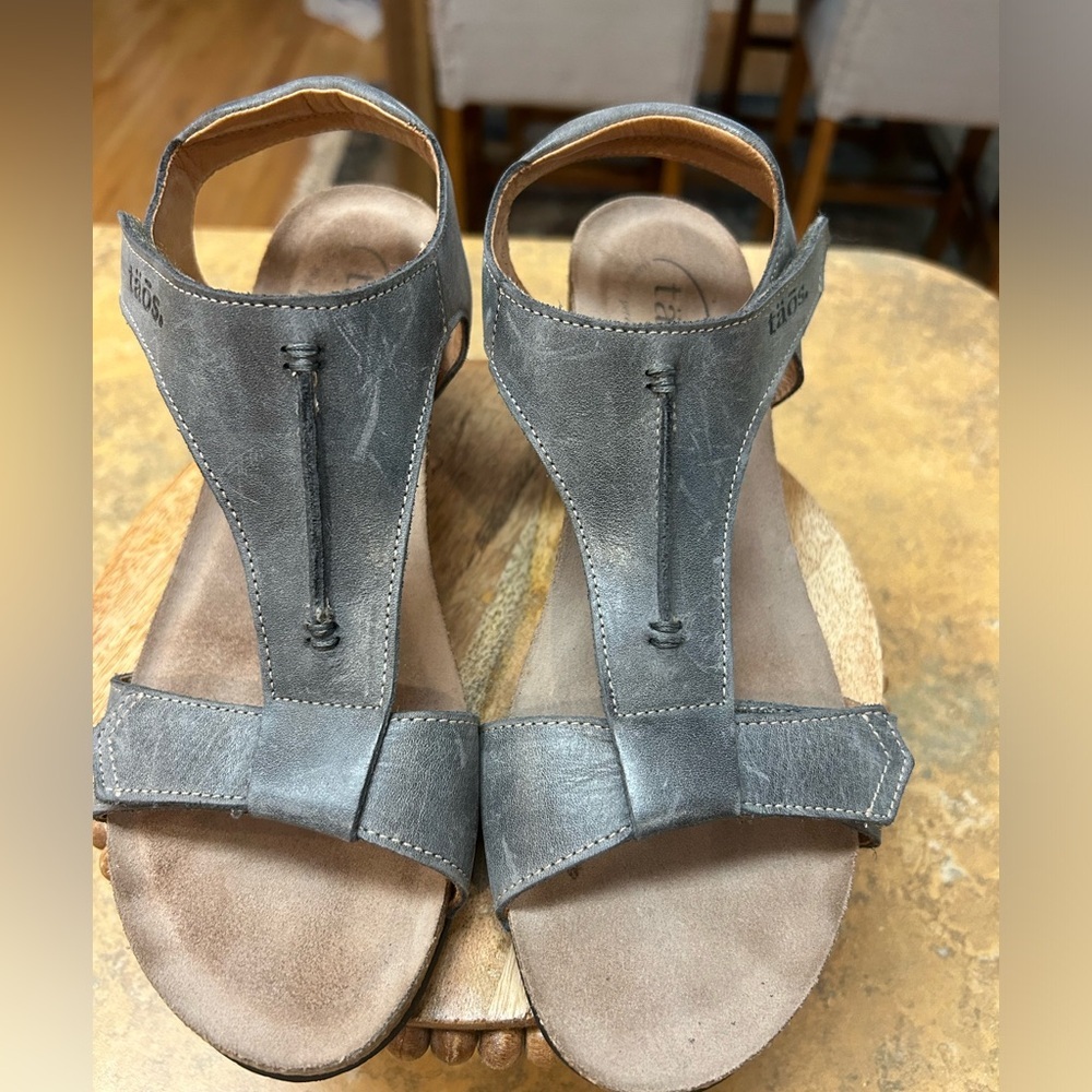 Taos Footwear Gray Leather T-Strap Sandals - Picture 3 of 12